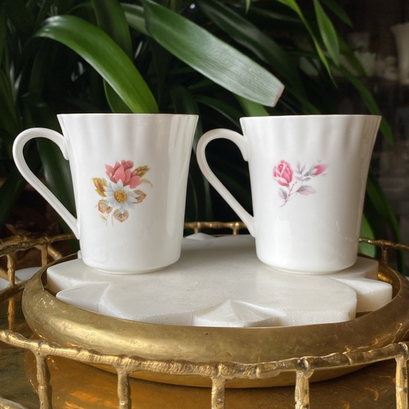 Vintage Pair of Fine Bone China Floral + Gold Trim Fluted Mugs - Made in England - Picture 5 of 10